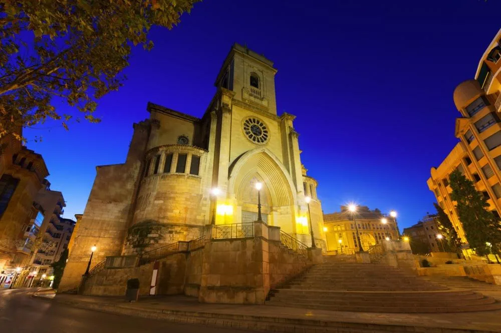 Catedral de San Juan Bautista de Albacete iluminada al anochecer
