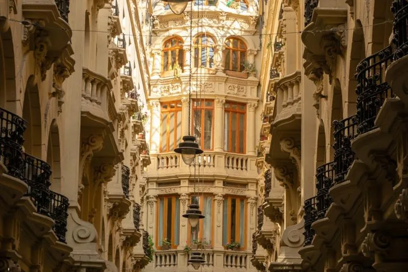 Galería del Pasaje de Lodares, pasaje comercial modernista en el centro de Albacete