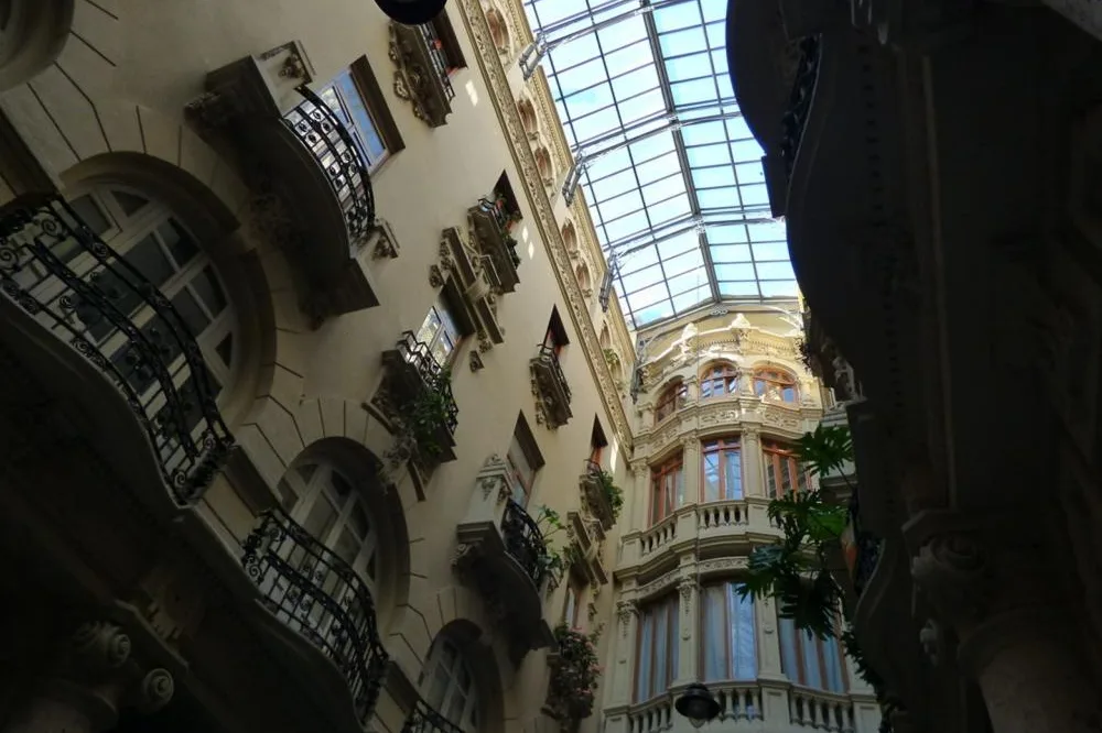 Balcones y cubierta acristalada del Pasaje de Lodares vistos desde abajo