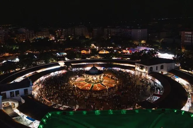 Vista aérea nocturna del Recinto Ferial de Albacete lleno de gente durante la Feria